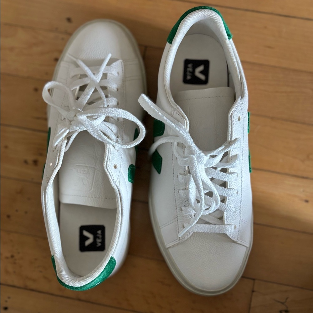 NWOT Veja White Leather Campo Sneakers with Green Suede Details. Sz 9.